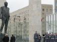 З архіву ПУ. Чекіст у квадраті, або Недолуге поробло та опудало у бронескафандрі: Путін насмішив зовнішнім виглядом на відкритті пам'ятника Примакову