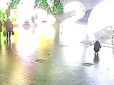 З архіву ПУ. У трусах і кросівках: У центрі Одеси дівчина влаштувала еротичні танці біля ялинки (відео)