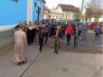 Хіти тижня. На Львівщині в розпал карантину влаштували масову ходу, багато людей були без масок (фото)