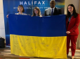 Із натяком, що ЗСУ чекають на зброю: Главі Пентагону передали прапор із Херсонщини, який українка ховала в окупації, ризикуючи життям