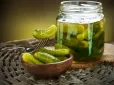 А ви це знали? Навіщо додавати мед при маринуванні огірків