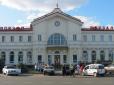 Російські окупанти влучили в пасажирський поїзд 