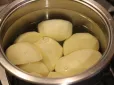 Це може здивувати! Чому не варто виливати воду після варіння картоплі