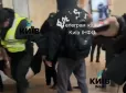 Стриптиз не вдався: У метро Києва поліція затримала чоловіка, який почав роздягатися (відео)