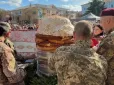 Символ єдності: На Волині спекли рекордну паску вагою 200 кг і заввишки 1 м